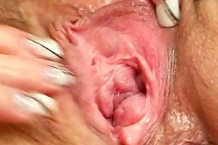 Older amateur mom squeezing her pussy muscles